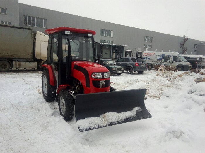 Расчистка участка парковки от снега в Москве